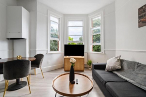 2 Bedroom flat SW9 -2min walk from Brixton station, Free off road parking
